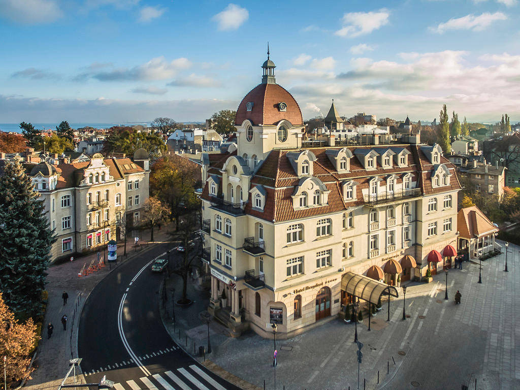 Mesmerizing View Of Hotel Rezydent And Crooked House Background