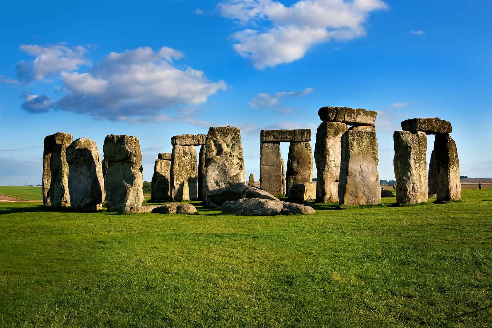 Mesmerizing View Of Stonehenge On A Bright Summer Day Background