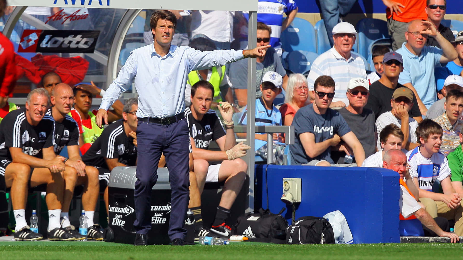 Michael Laudrup Instructing His Team Background
