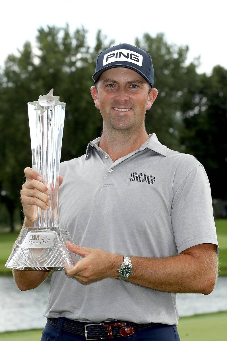 Michael Thompson Awarding A Trophy Background