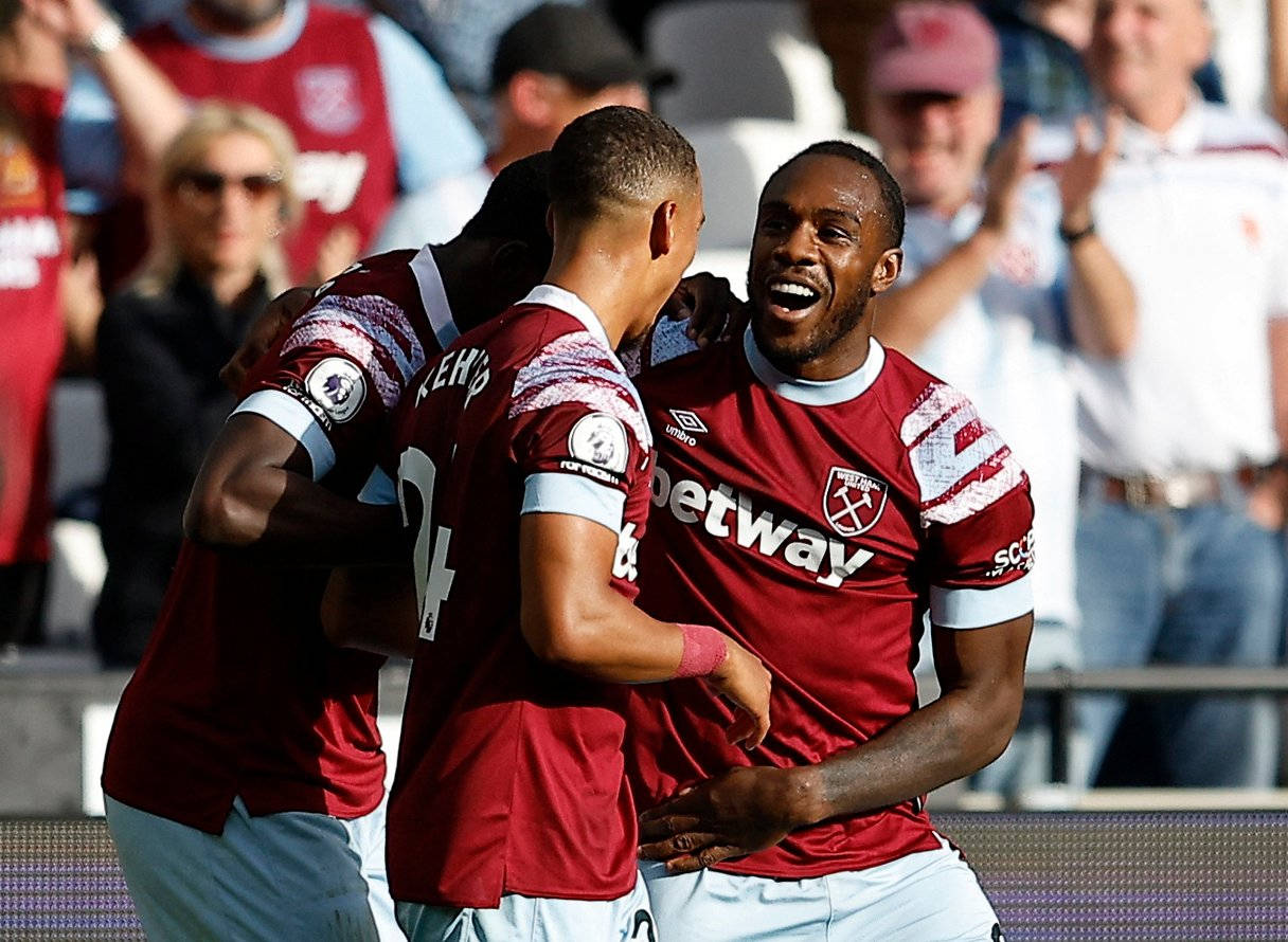 Michail Antonio Celebrating With Teammates Background