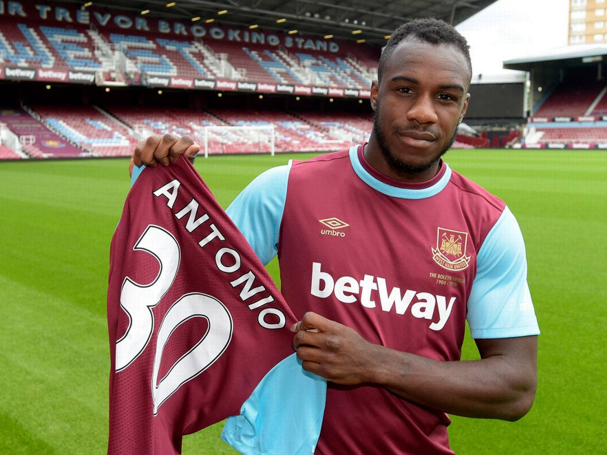 Michail Antonio Holding Jersey Background