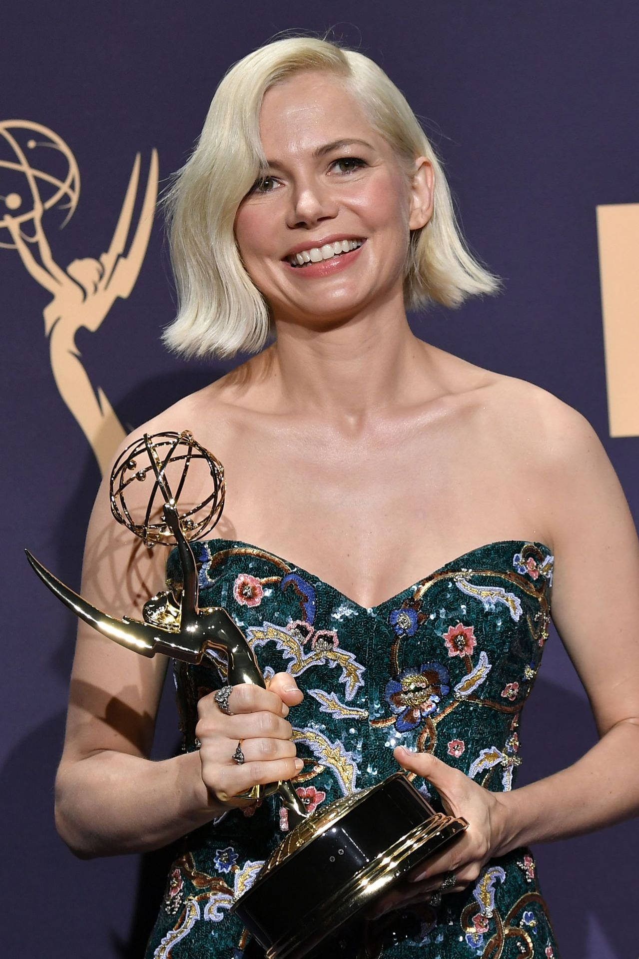 Michelle Williams Holding Emmy Awards Trophy At 2019 Ceremony Background