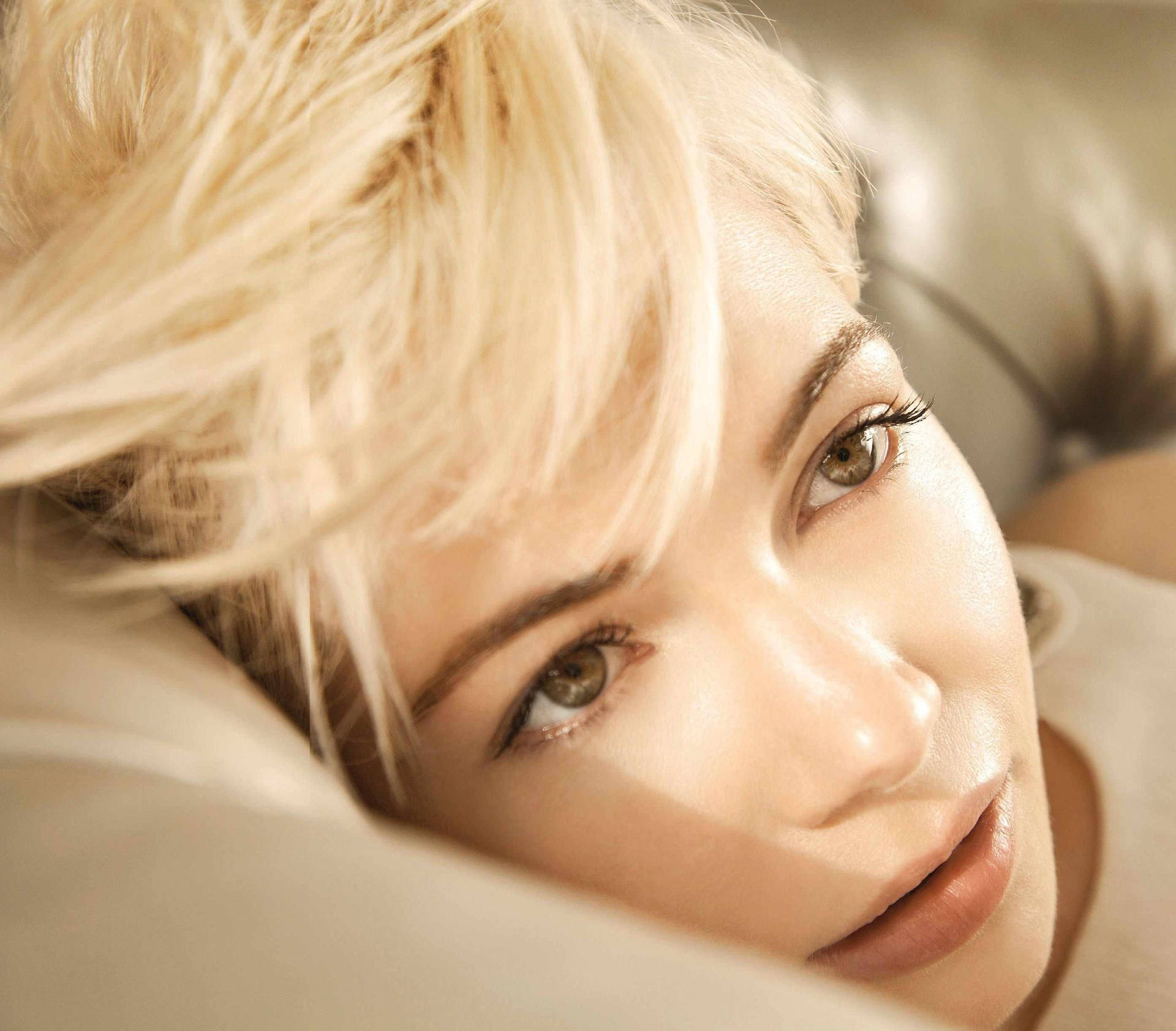 Michelle Williams Sunkissed Look