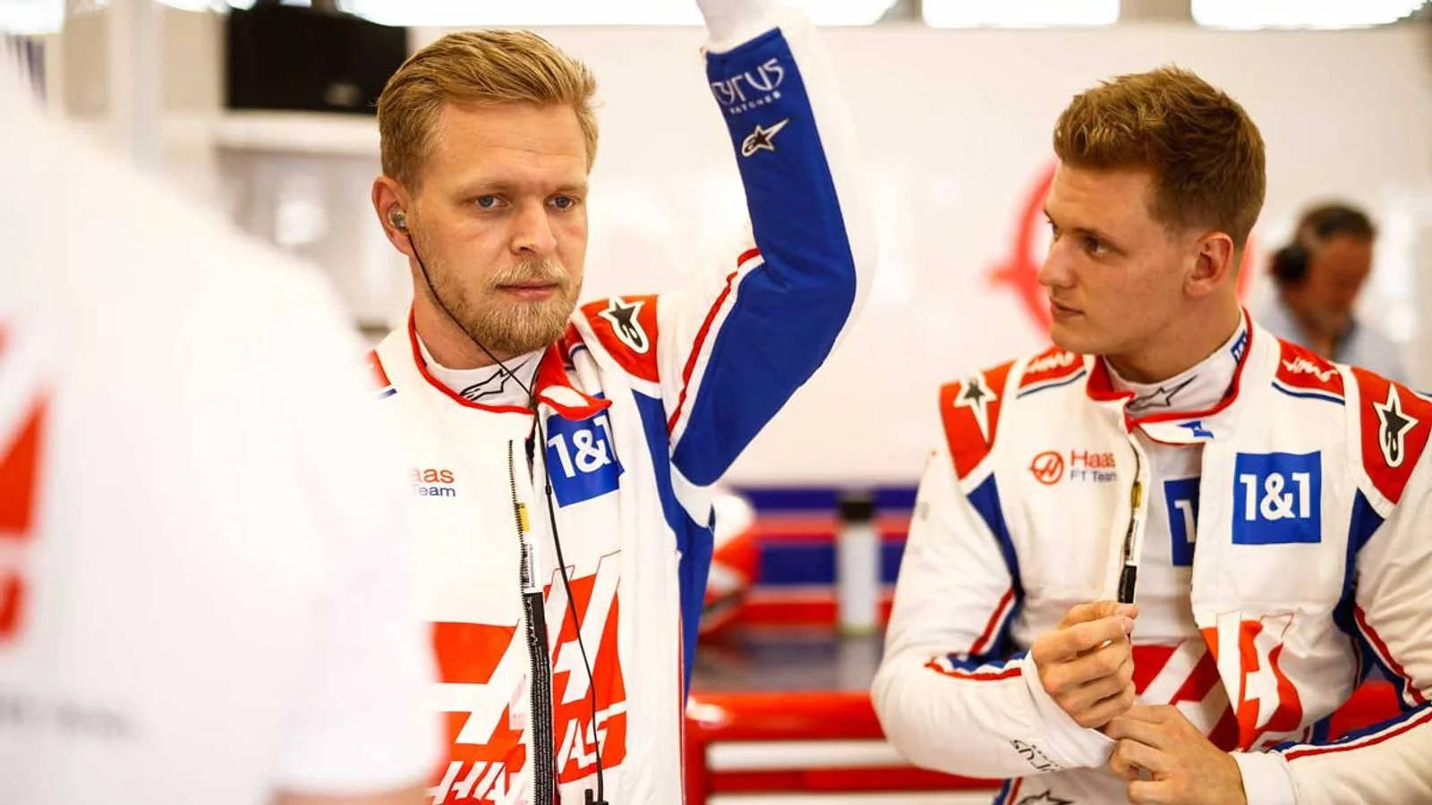 Mick Schumacher Looking At Kevin Magnussen Background