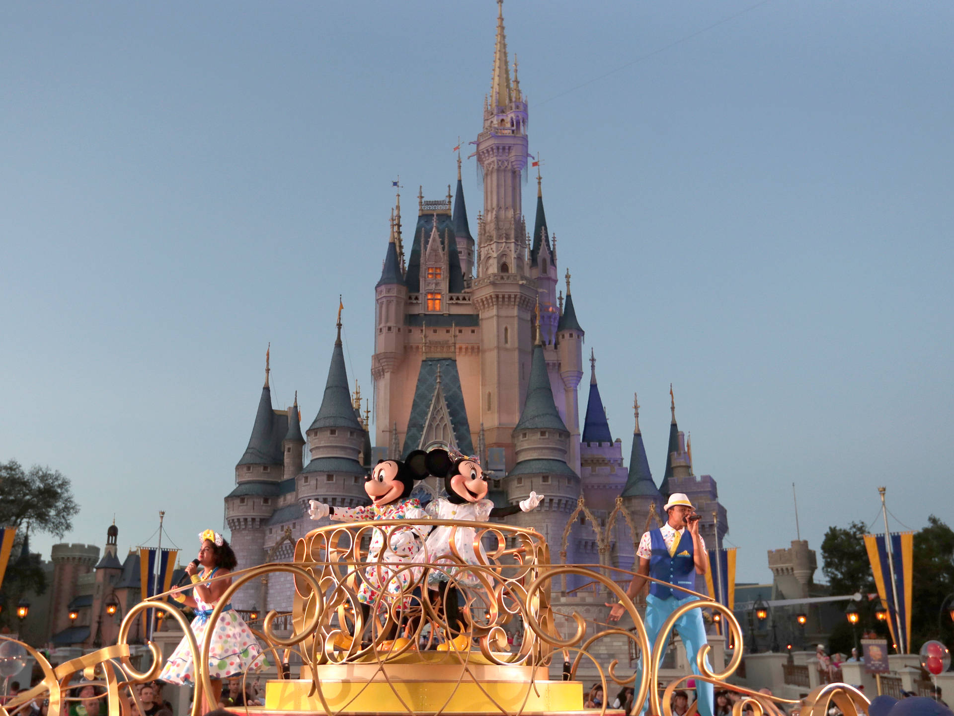 Mickey And Minnie Disneyworld Float Background