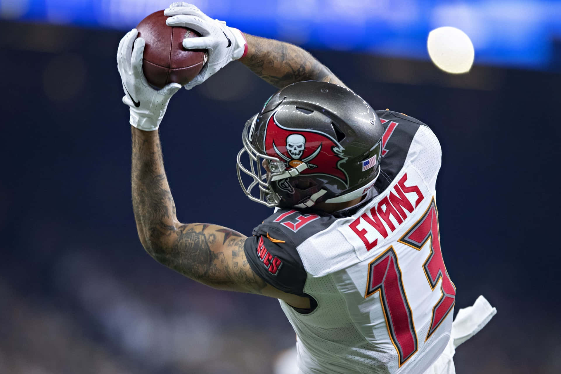 Mike Evans Catching Ball Background