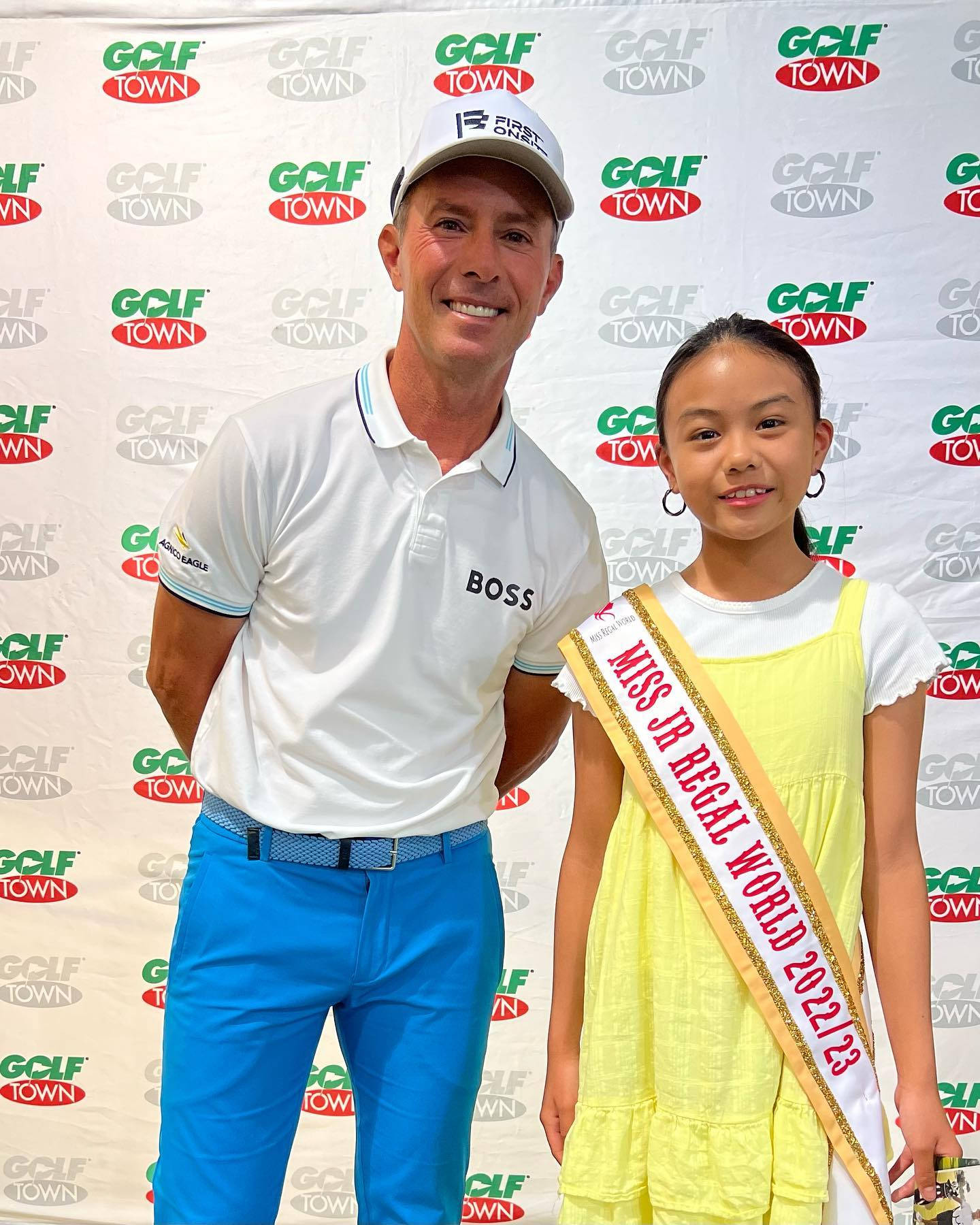 Mike Weir Engaging In A Conversation With A Little Girl Background