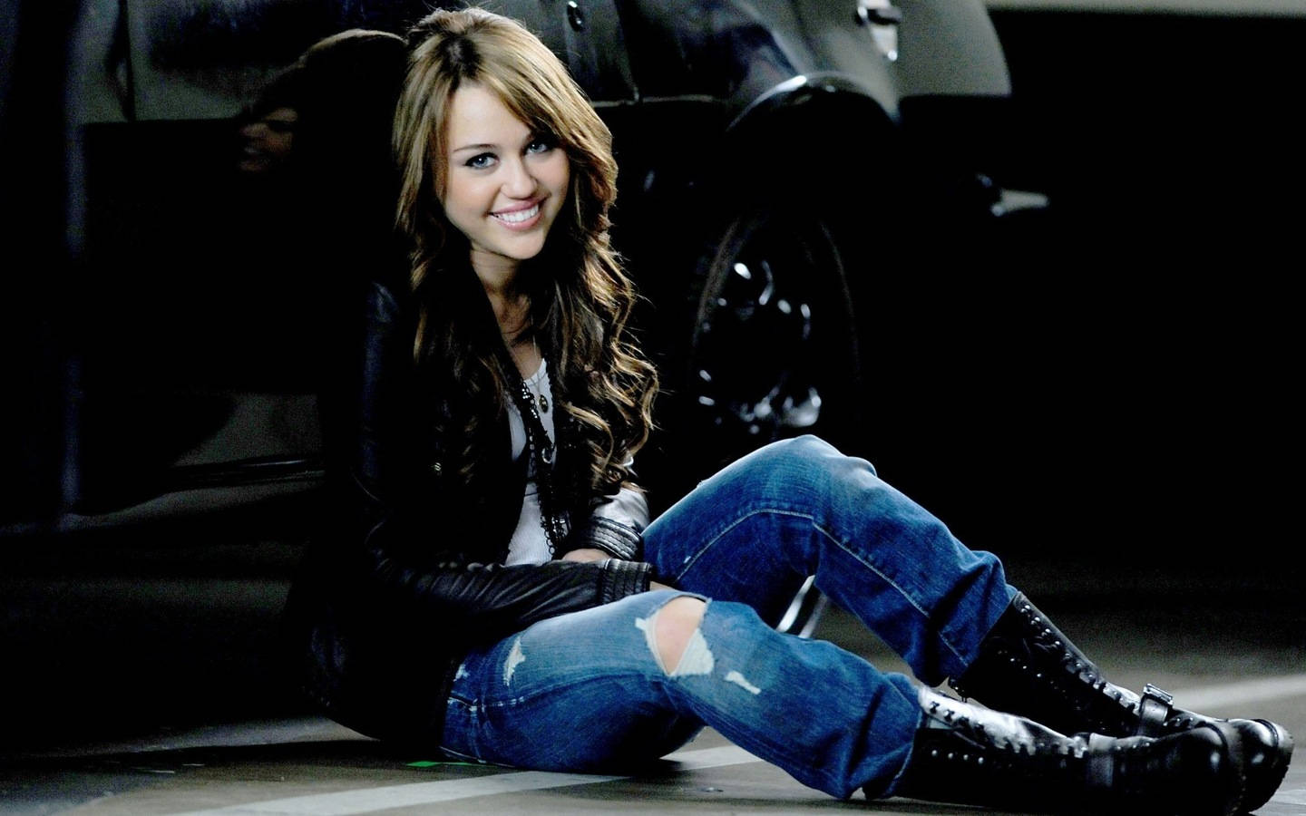 Miley Cyrus Smiling Brightly Background