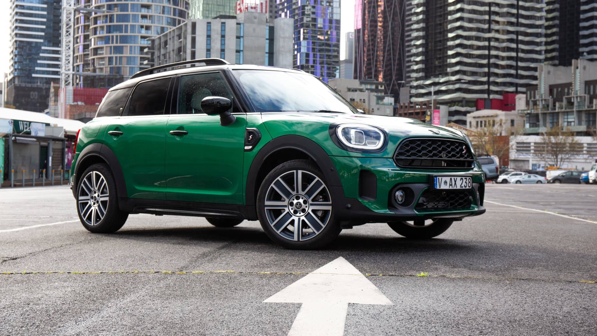 Mini Black And Green In City Background