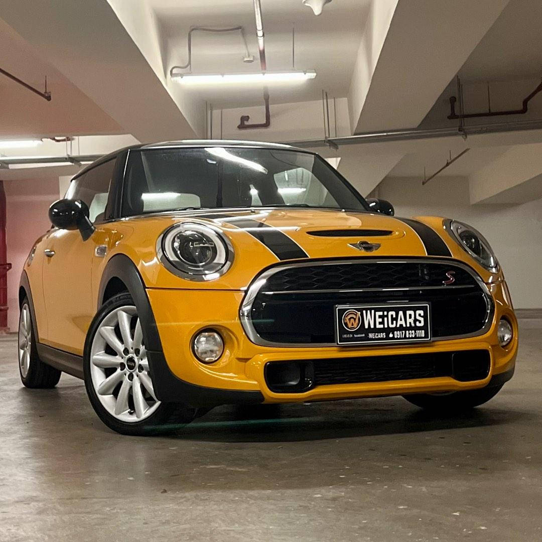 Mini Black And Yellow In Parking Lot Background