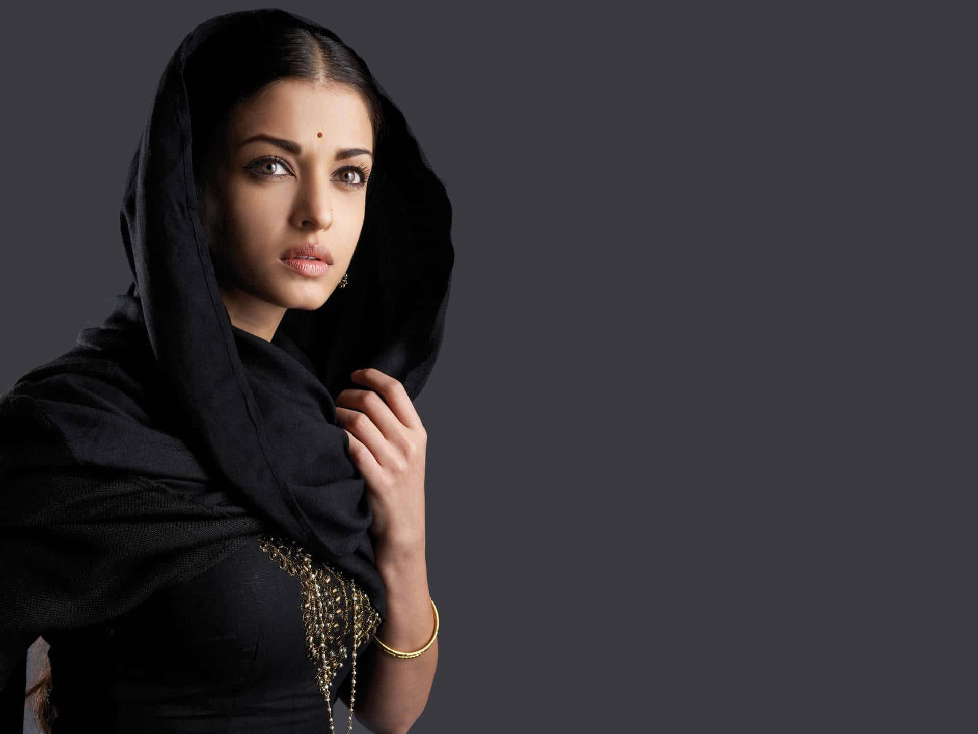 Minimalist Indian Woman Actress Aishwarya Rai Black Dupatta Outfit Background