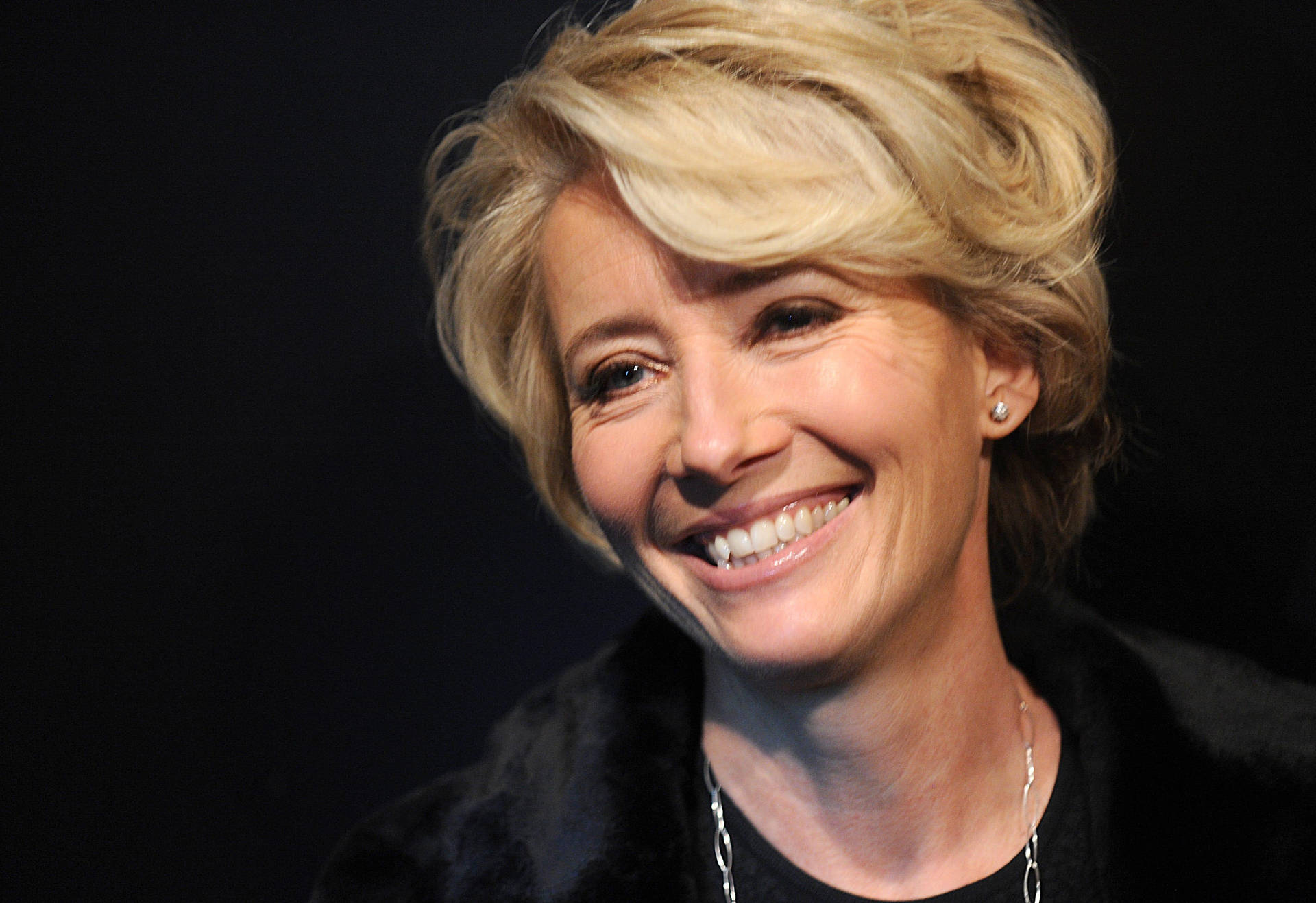 Minimalist Photo Of Emma Thompson Background