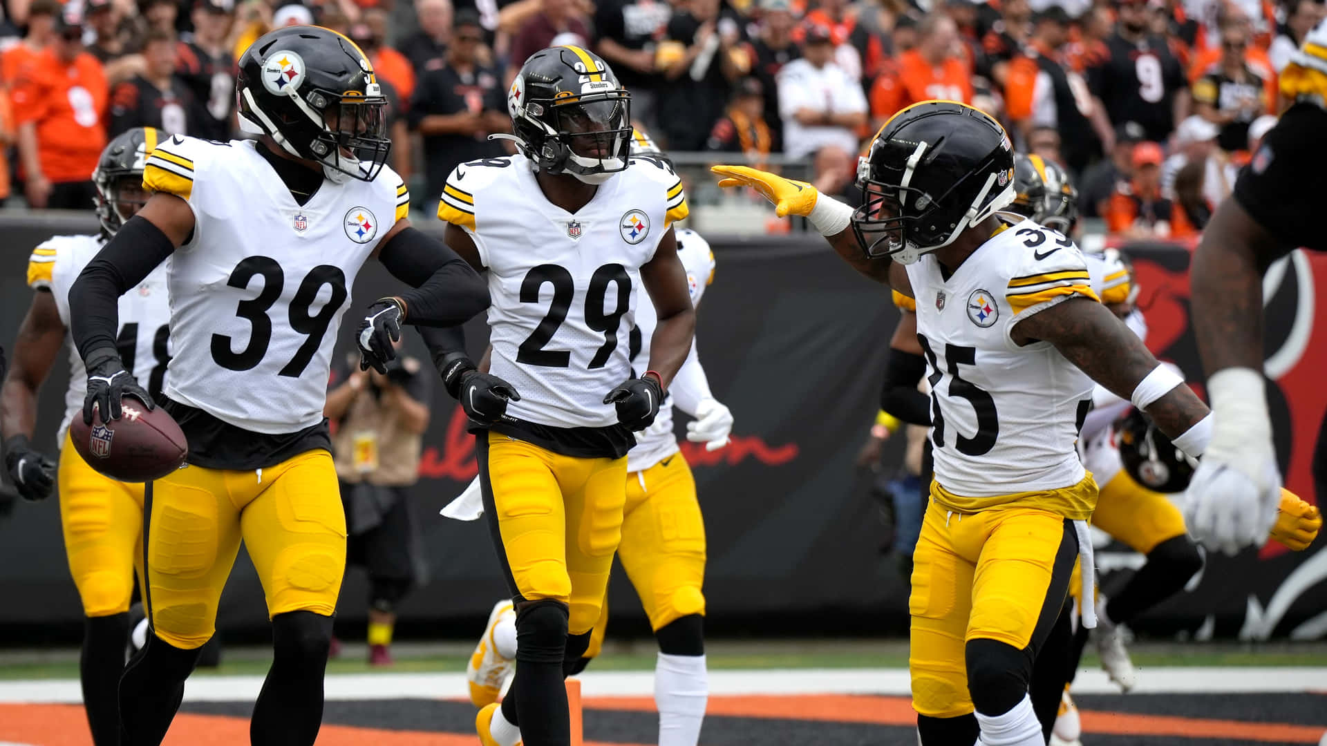 Minkah Fitzpatrick With Pittsburgh Steelers Teammates Background