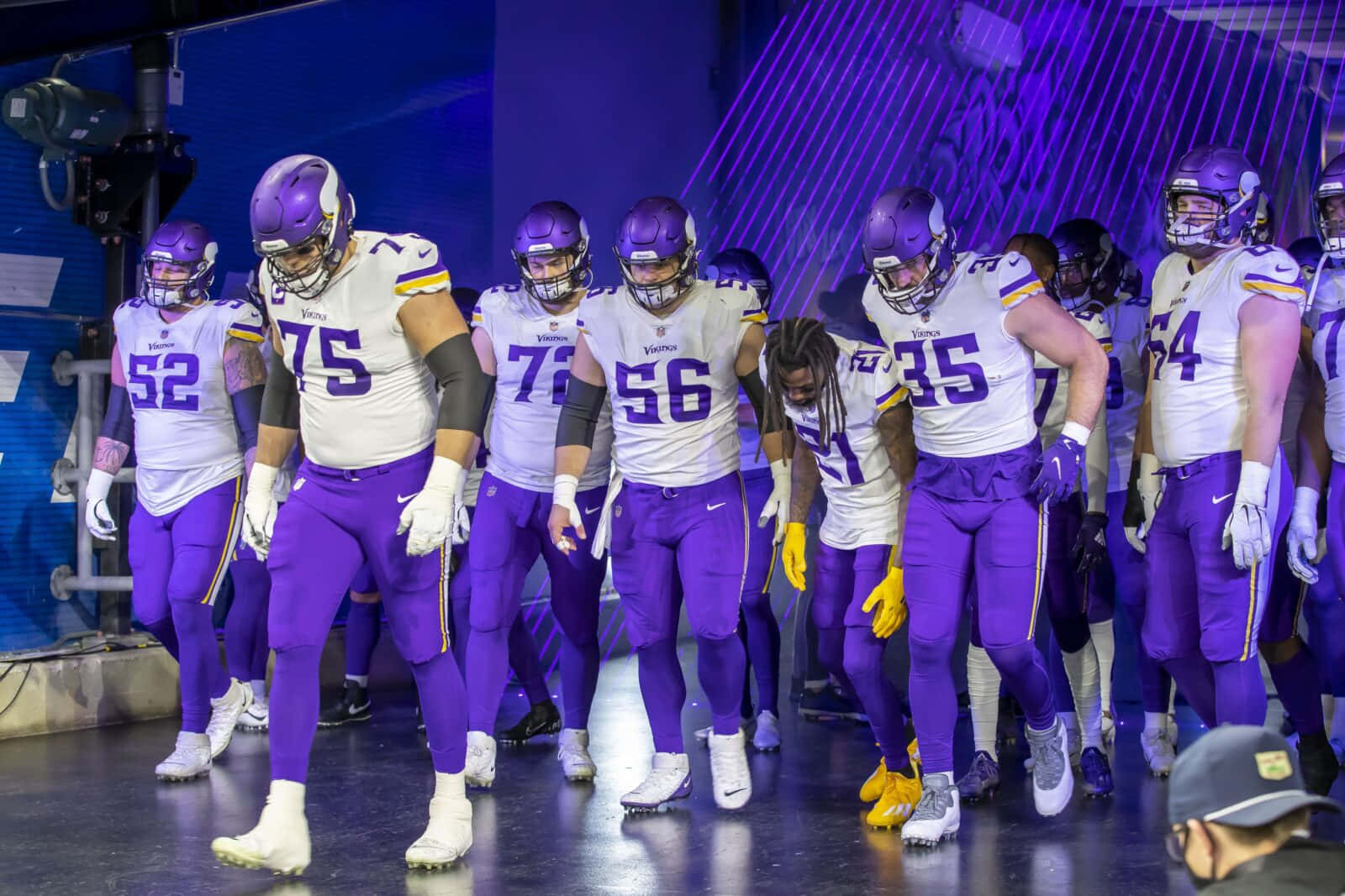 Minnesota Vikings Brian O'neill With Teammates Background