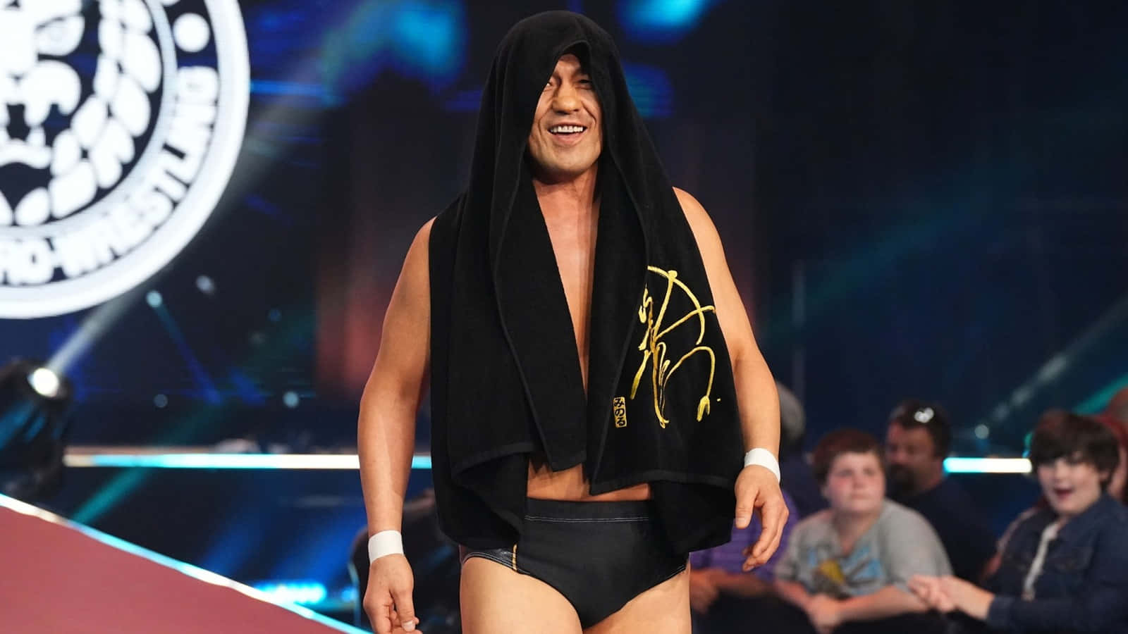 Minoru Suzuki Entrance Smile Background