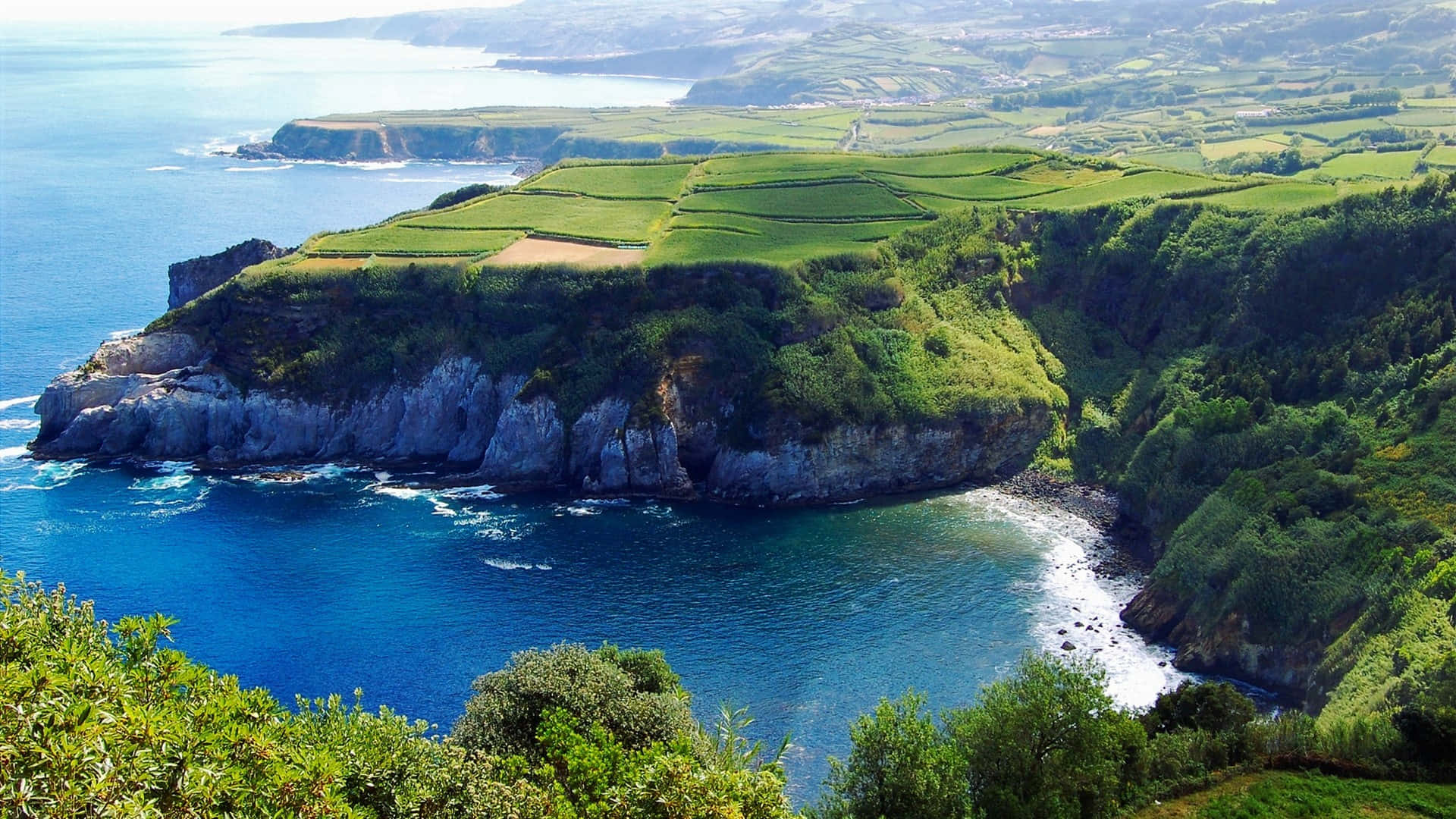 Miradouro De Santa Iria Coast Background