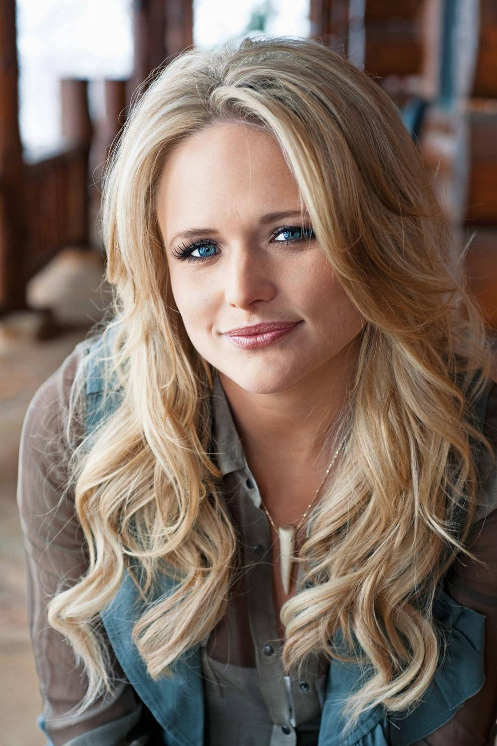 Miranda Lambert Leaning Forward Background