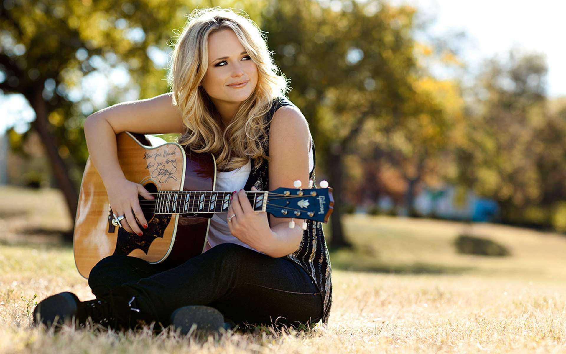 Miranda Lambert Playing Guitar Background