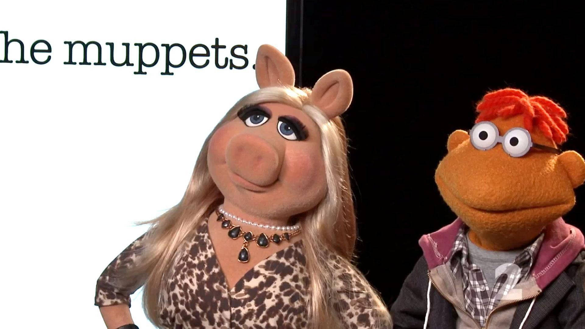 Miss Piggy And Scooter Background