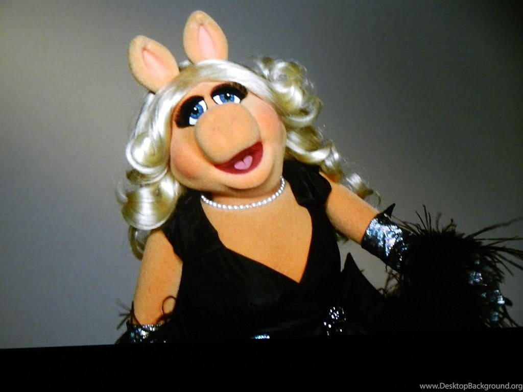 Miss Piggy Gorgeous Black Dress Background