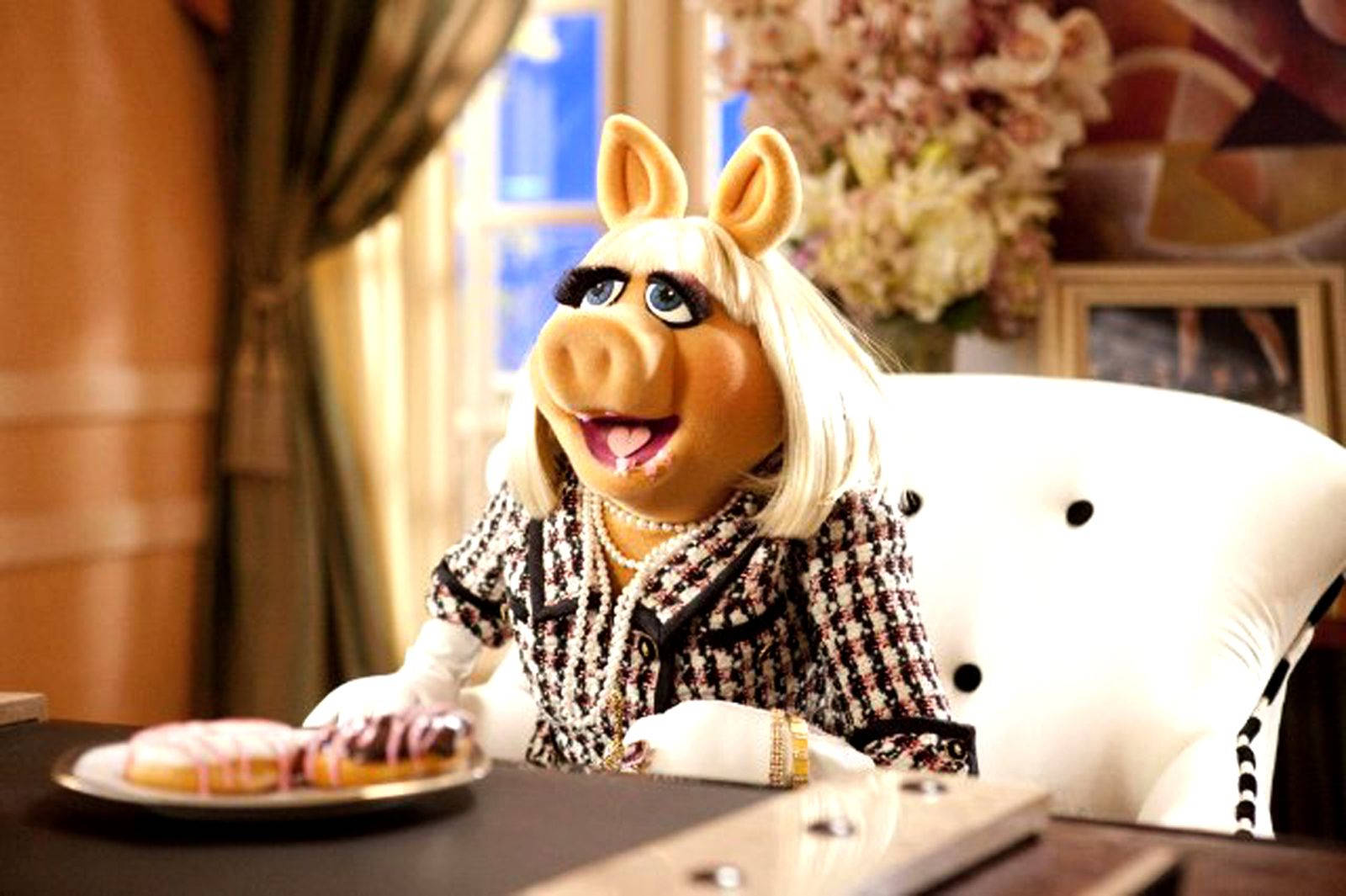 Miss Piggy In Fine Restaurant Background