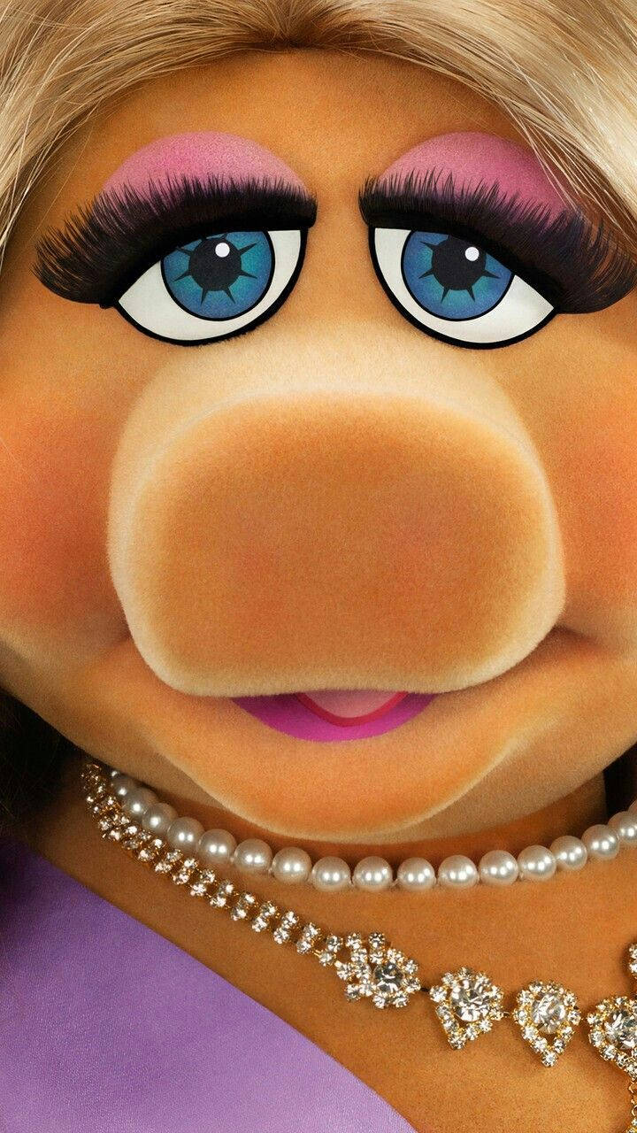 Miss Piggy Pearl Necklace Background