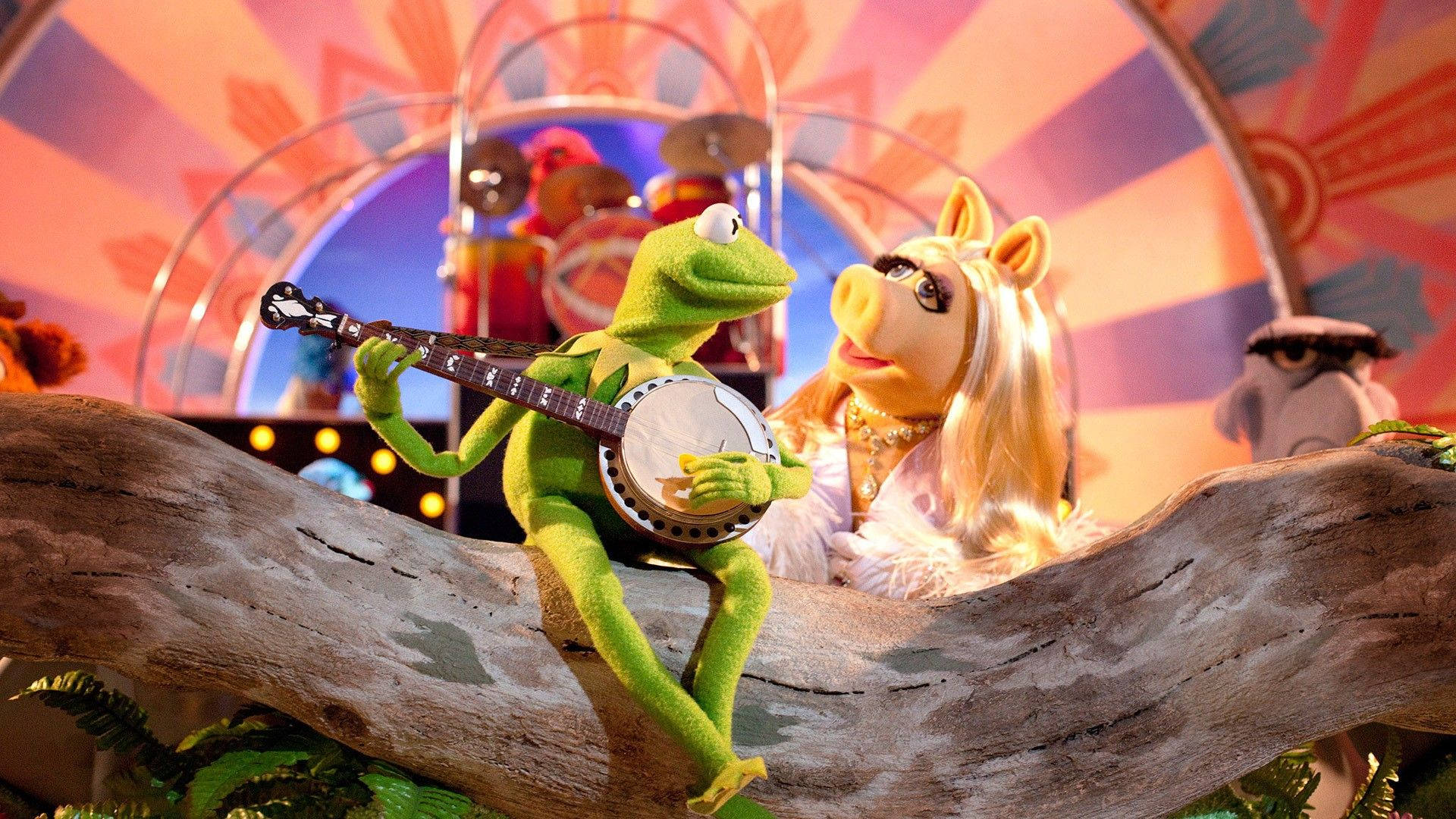 Miss Piggy Singing With Kermit Frog Background