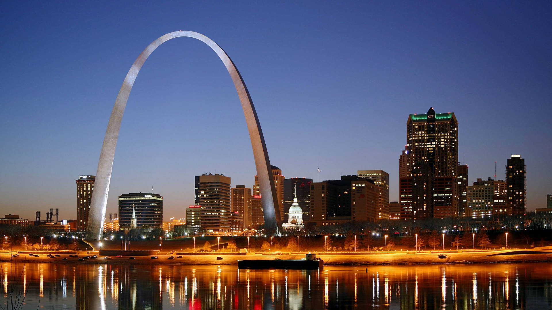 Missouri's Gateway Arch At Night Background