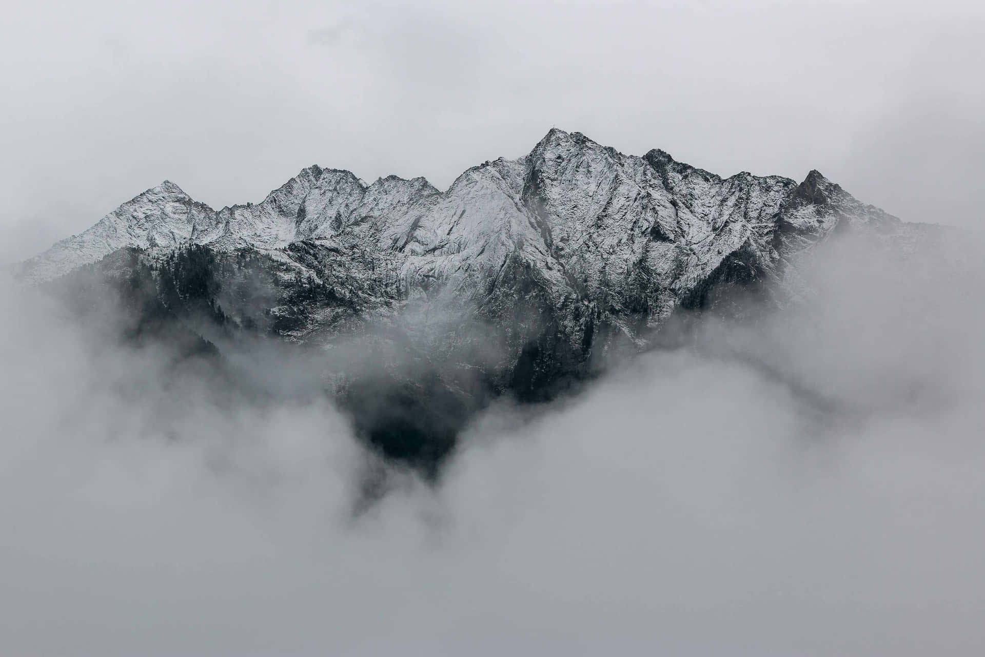 Misty Mountain Peaks4 K