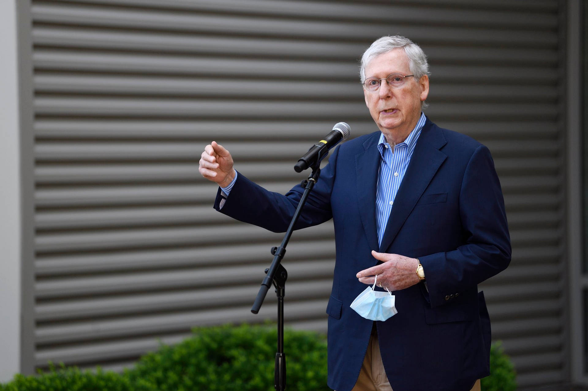 Mitch Mcconnell Delivering An Outdoor Speech Background