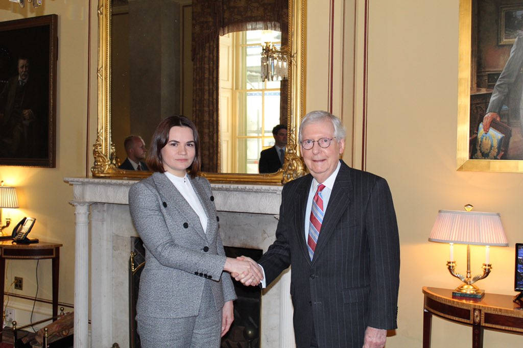 Mitch Mcconnell Shakes Hands With Sviatlana Tsikhanouskaya Background