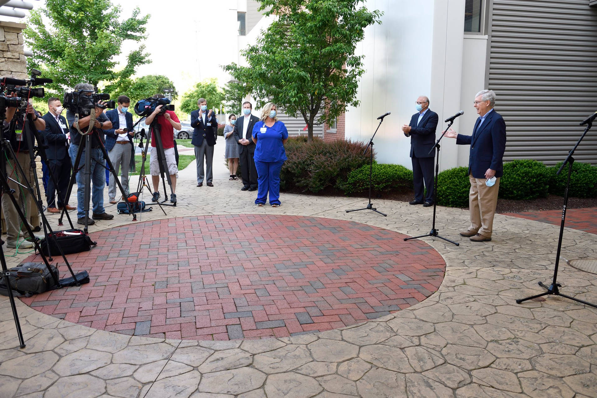 Mitch Mcconnell With Media Outside