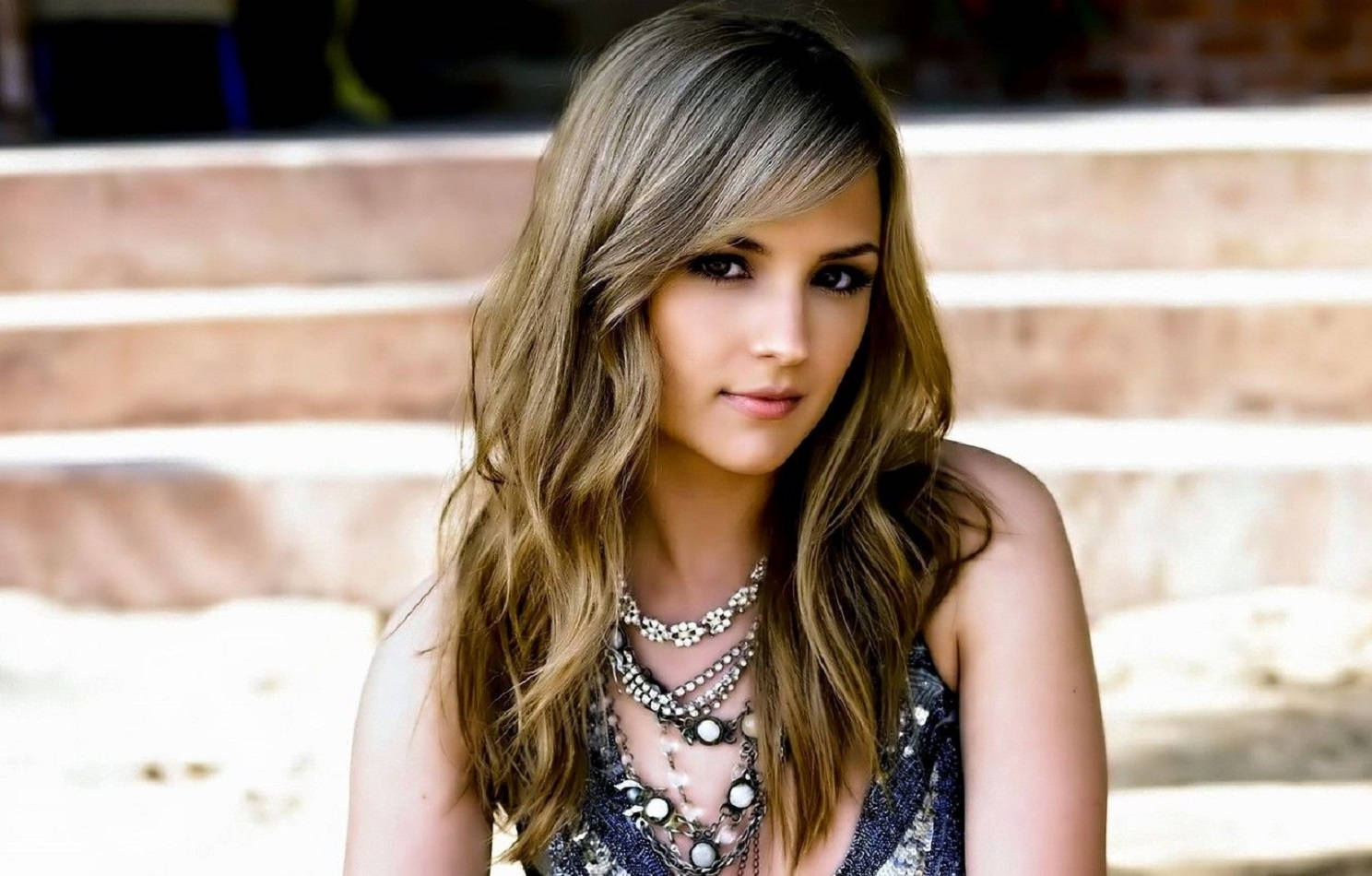 Model Rachael Leigh Cook Background