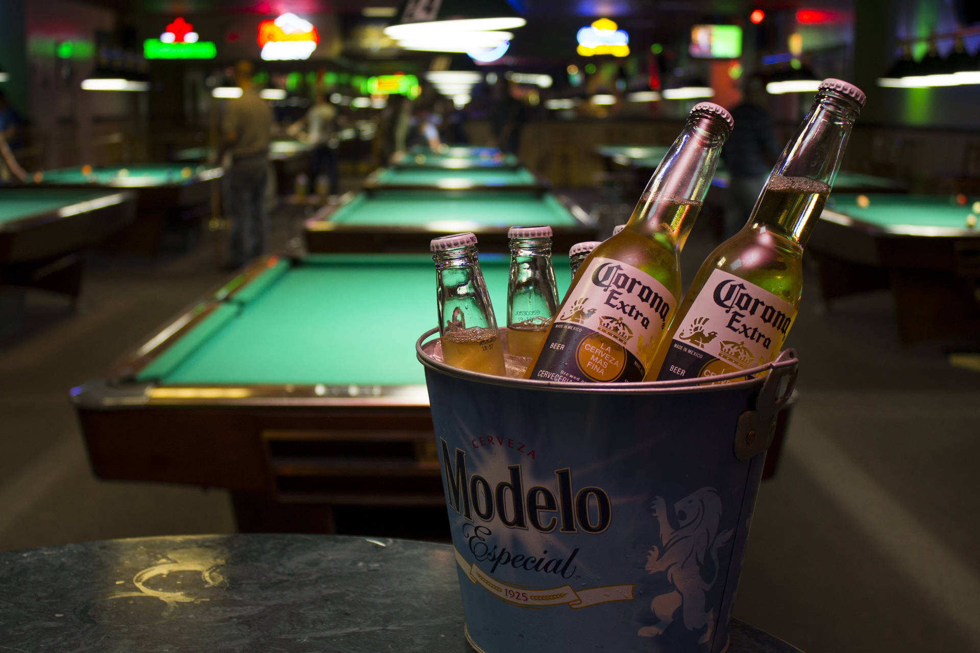 Modelo Especial Metal Bucket With Corona Background