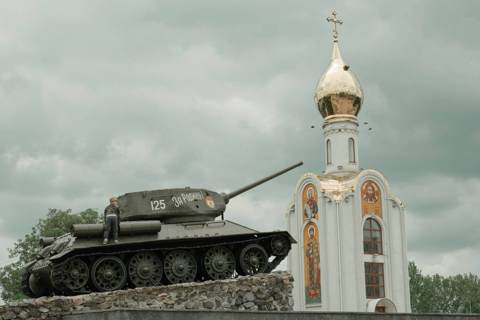 Moldova The Tank Monument Background