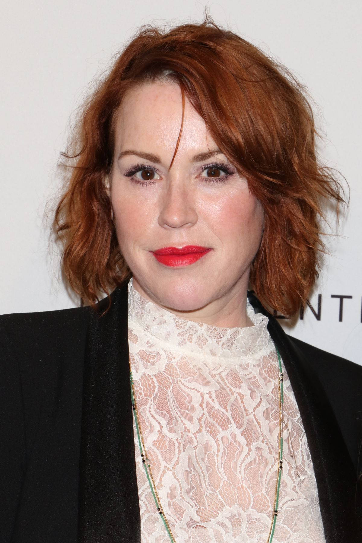 Molly Ringwald Messy Hair Look Background