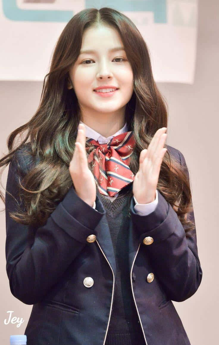 Momoland Member Clapping Smile Background