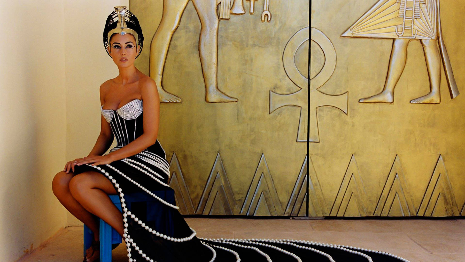 Monica Bellucci As Cleopatra Background