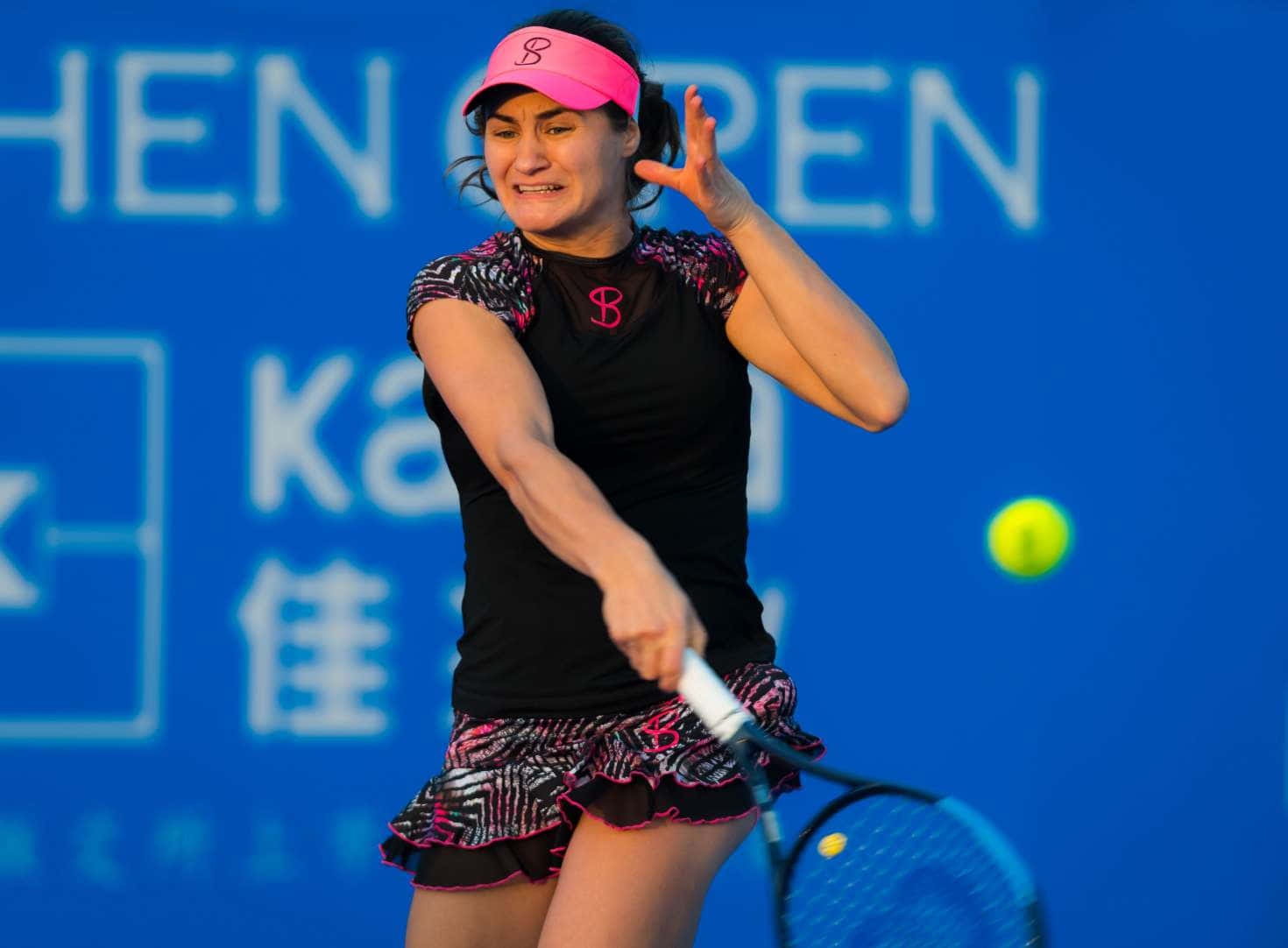 Monica Niculescu Donning A Pink Sports Visor Background