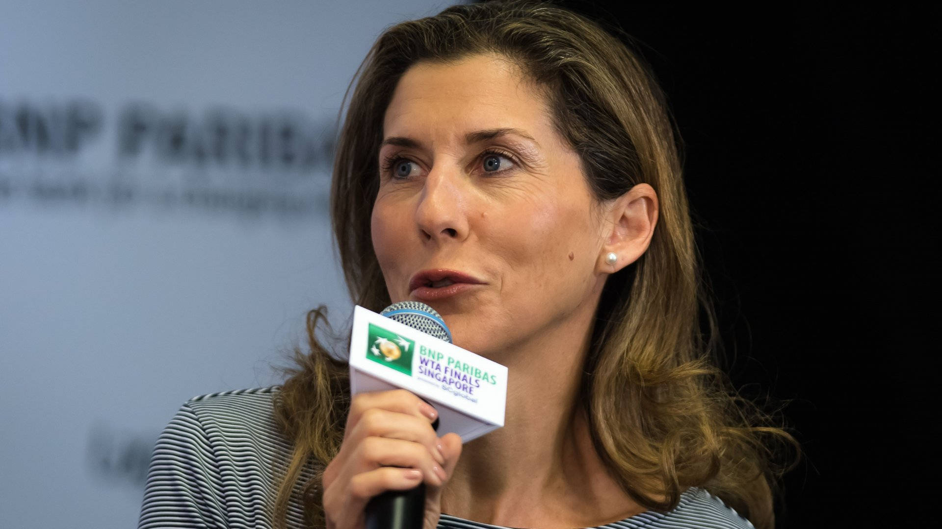 Monica Seles Speaking At An Event Background