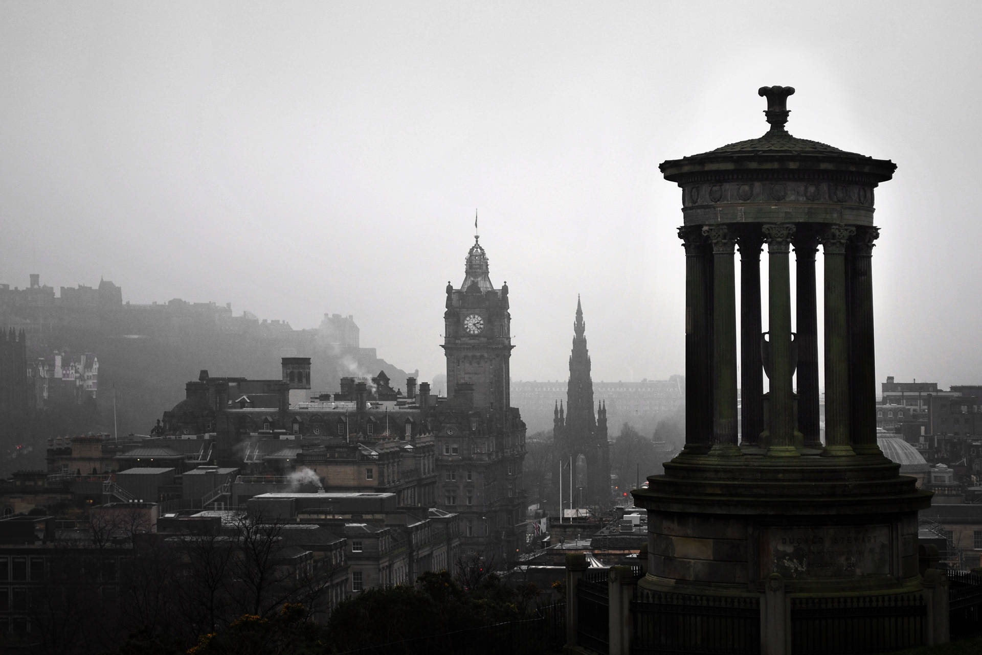 Monochromatic Edinburgh City And The Castle Background