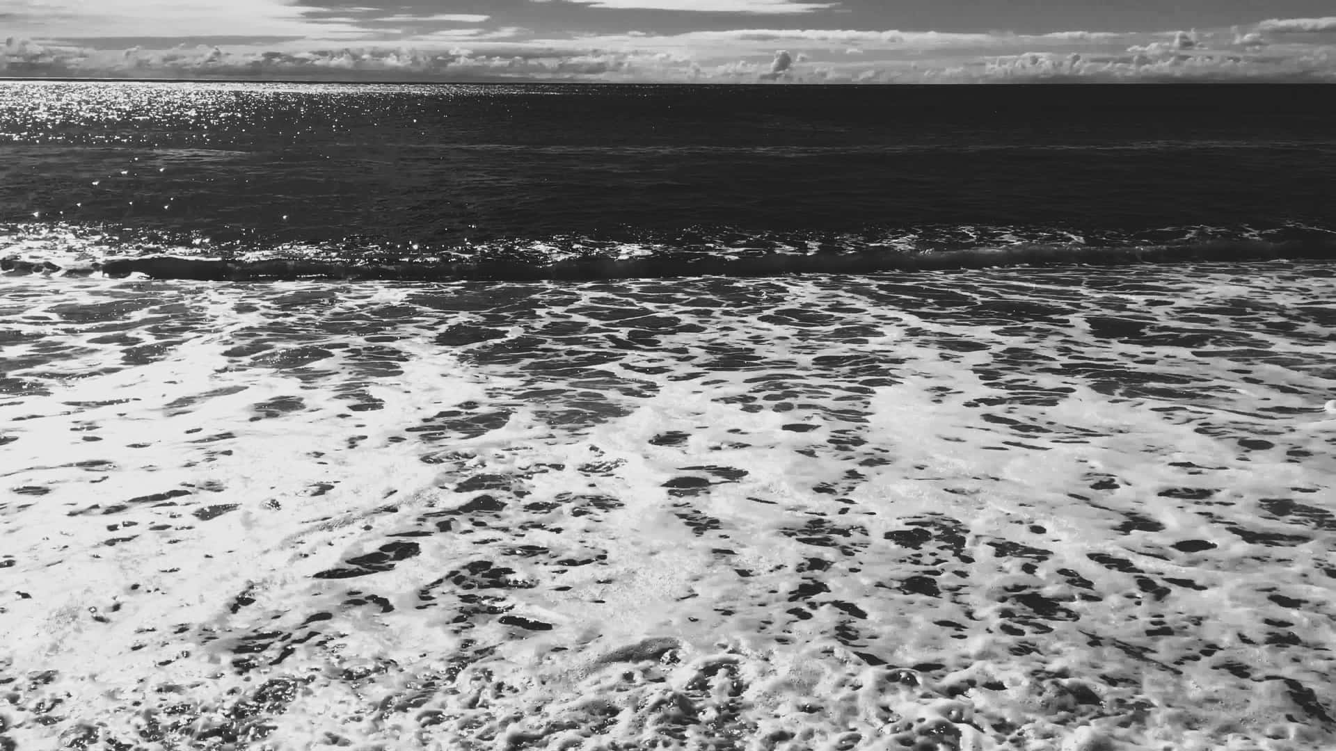 Monochrome_ Ocean_ Waves_4 K