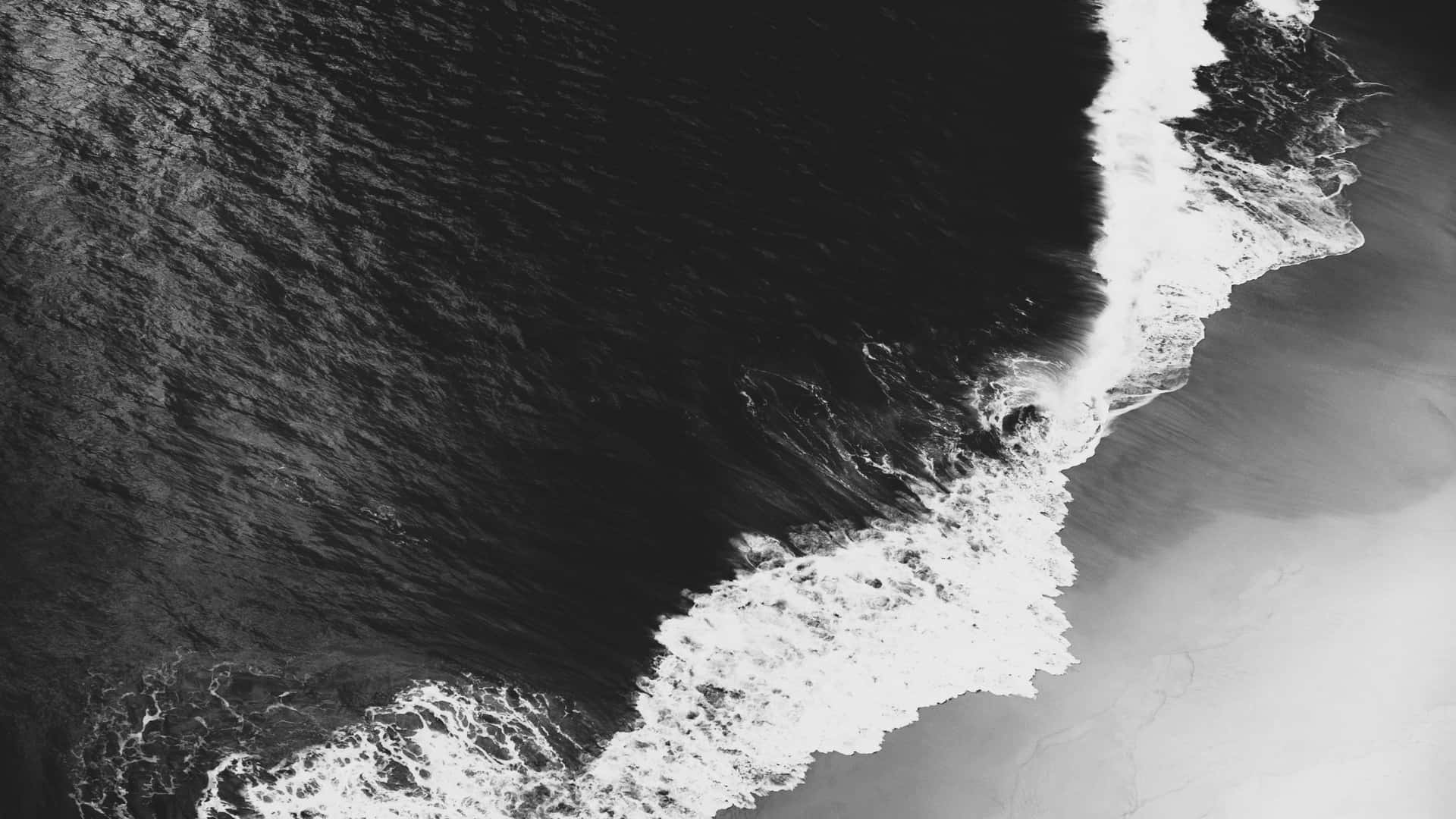 Monochrome_ Ocean_ Waves_ Crashing_4 K