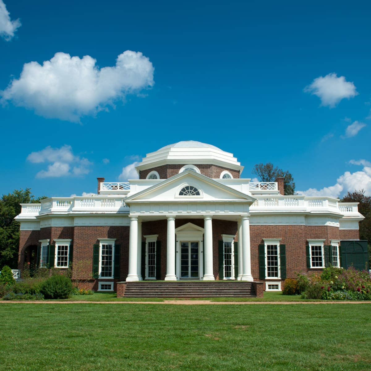 Monticello And Pillars Background