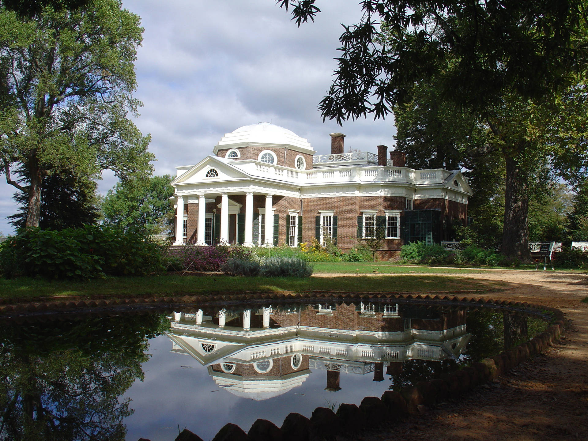 Monticello And Pond Background