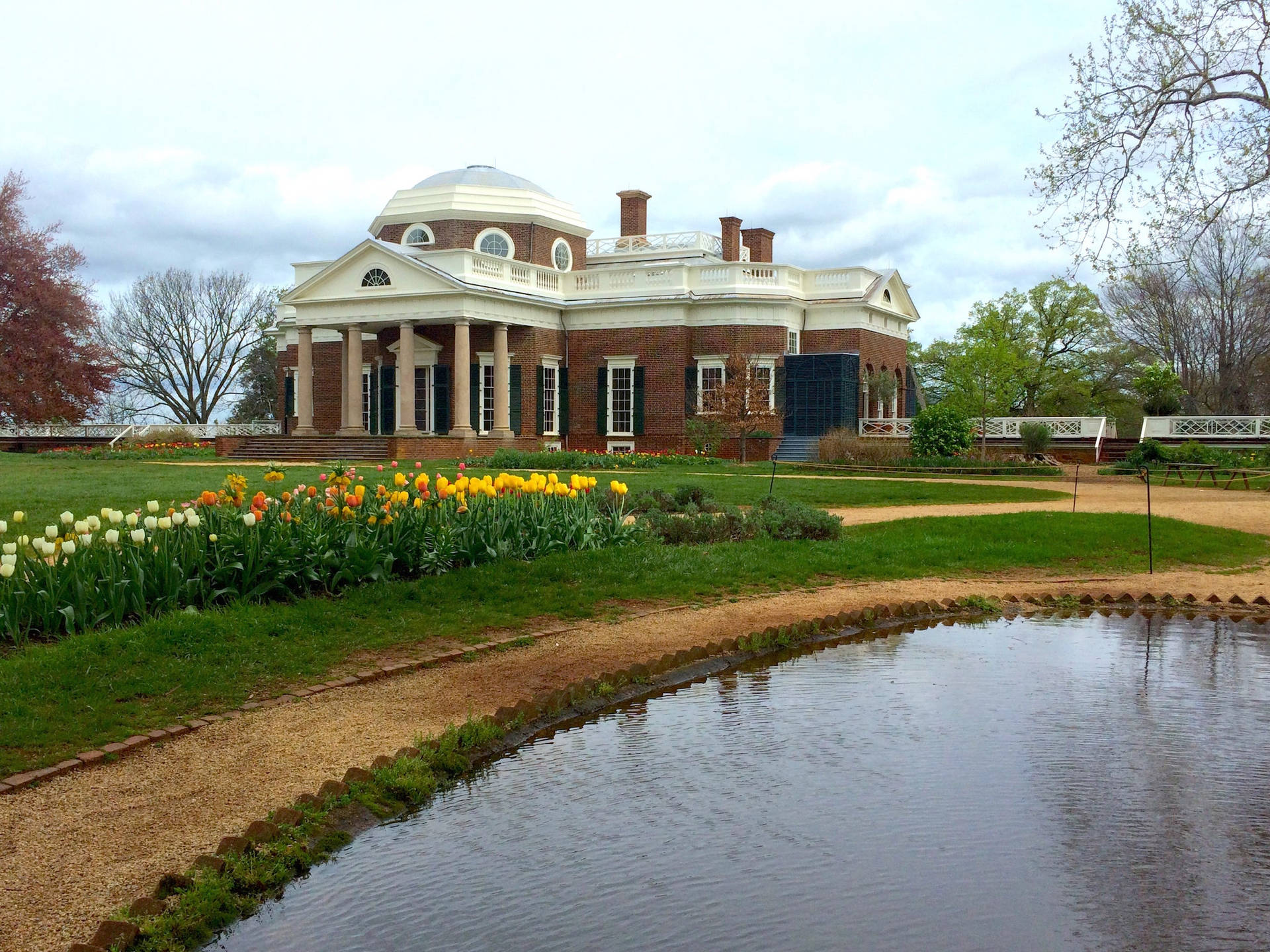 Monticello And Pond Background