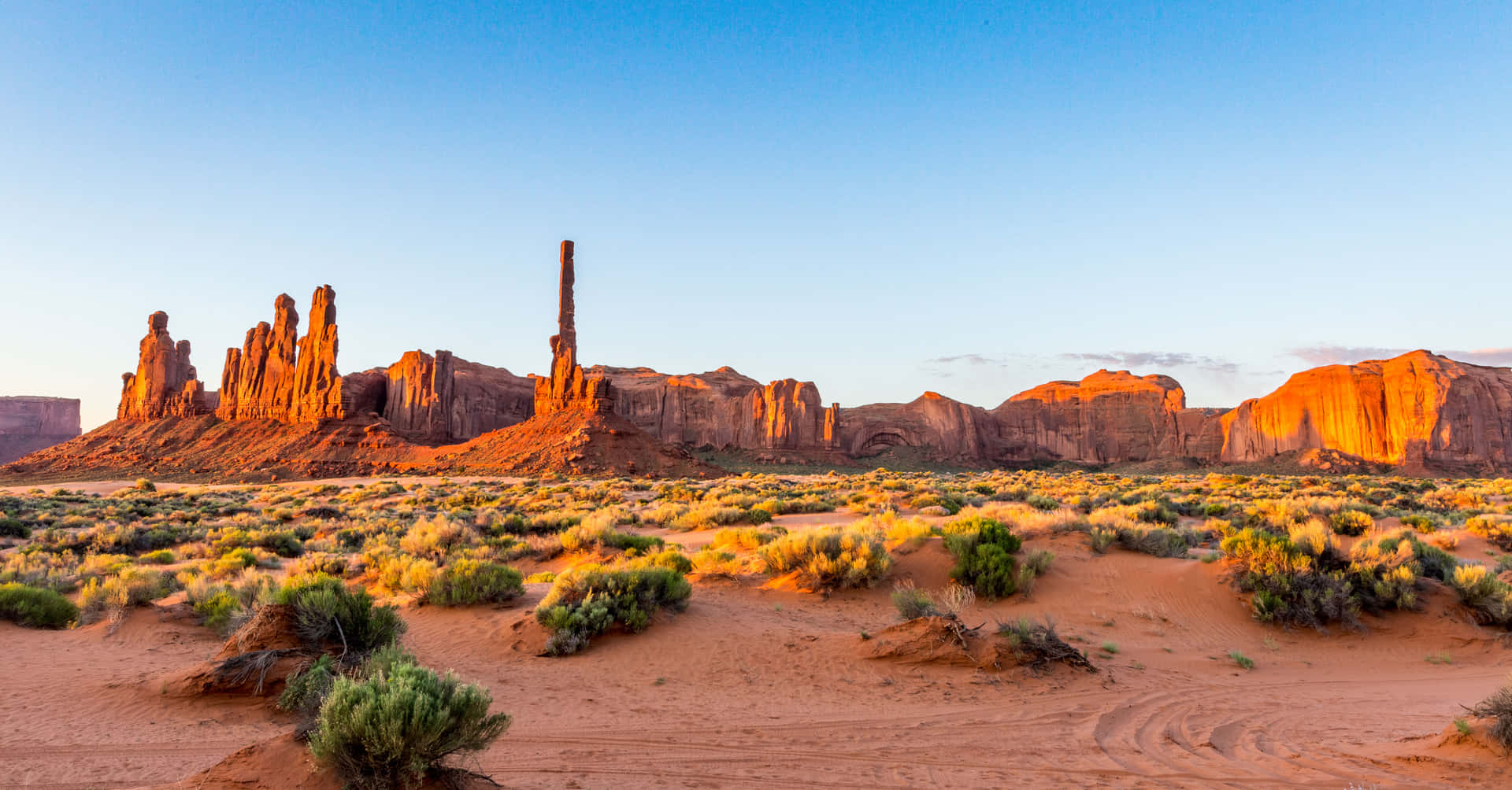 Monument Valley Navajo Tribal Park Totem Pole Yei Bi Chei Background