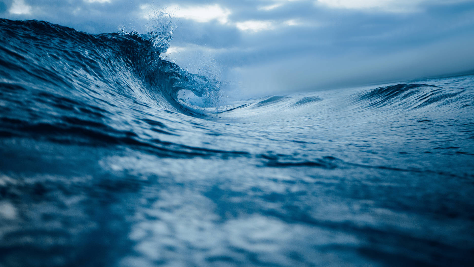 Moody Aesthetic Ocean Waves Background