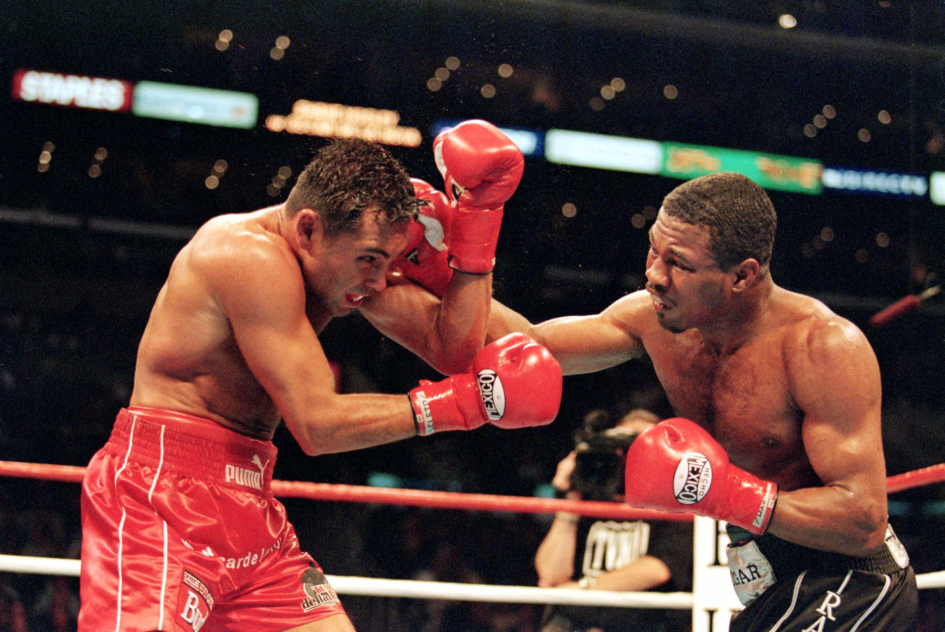 Mosley Punches Oscar De La Hoya Background